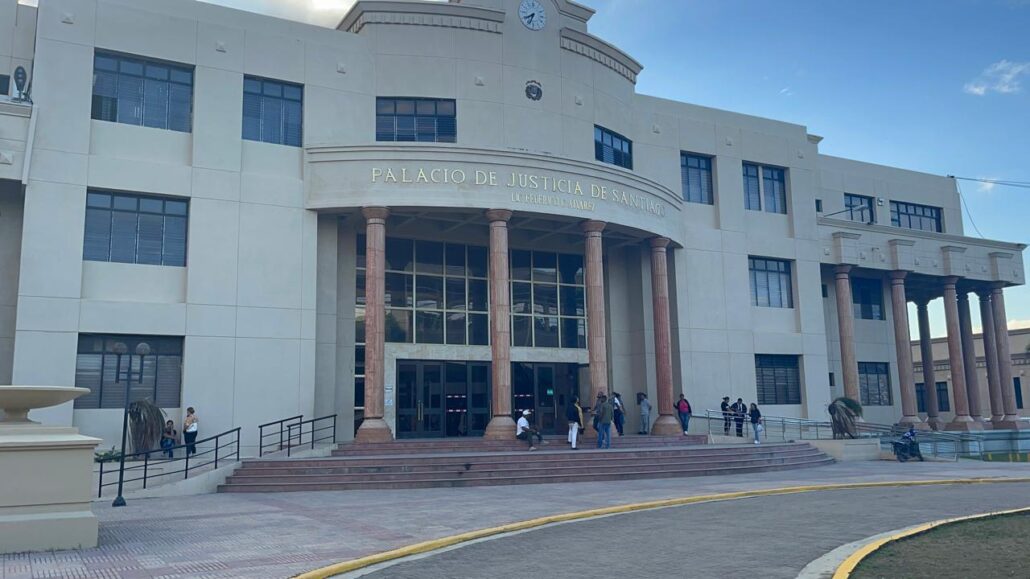 Condenan a 15 años de prisión a hombre que junto a otros atacó con arma blanca y a pedradas a un hombre en Santiago