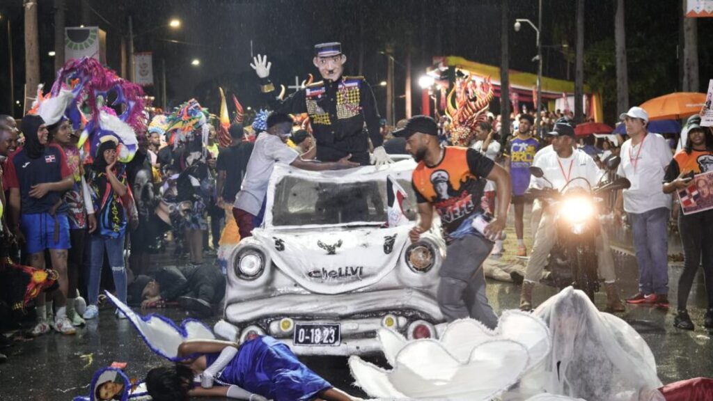 ¡La lluvia no para la fiesta! Pese a las intensas lluvias, comparsas continúan su recorrido en el Desfile Nacional de Carnaval - Noticias de hoy en República Dominicana | De Último Minuto