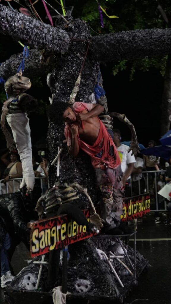 ¡La lluvia no para la fiesta! Pese a las intensas lluvias, comparsas continúan su recorrido en el Desfile Nacional de Carnaval - Noticias de hoy en República Dominicana | De Último Minuto