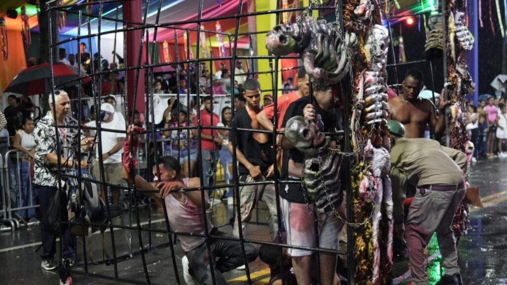 ¡La lluvia no para la fiesta! Pese a las intensas lluvias, comparsas continúan su recorrido en el Desfile Nacional de Carnaval - Noticias de hoy en República Dominicana | De Último Minuto