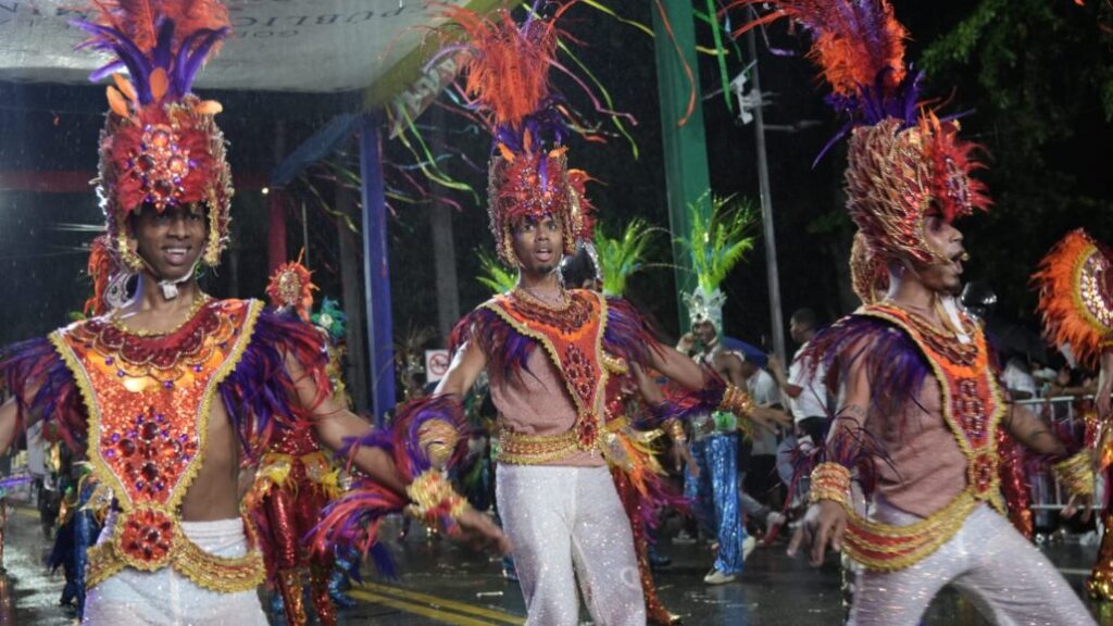 ¡La lluvia no para la fiesta! Pese a las intensas lluvias, comparsas continúan su recorrido en el Desfile Nacional de Carnaval - Noticias de hoy en República Dominicana | De Último Minuto