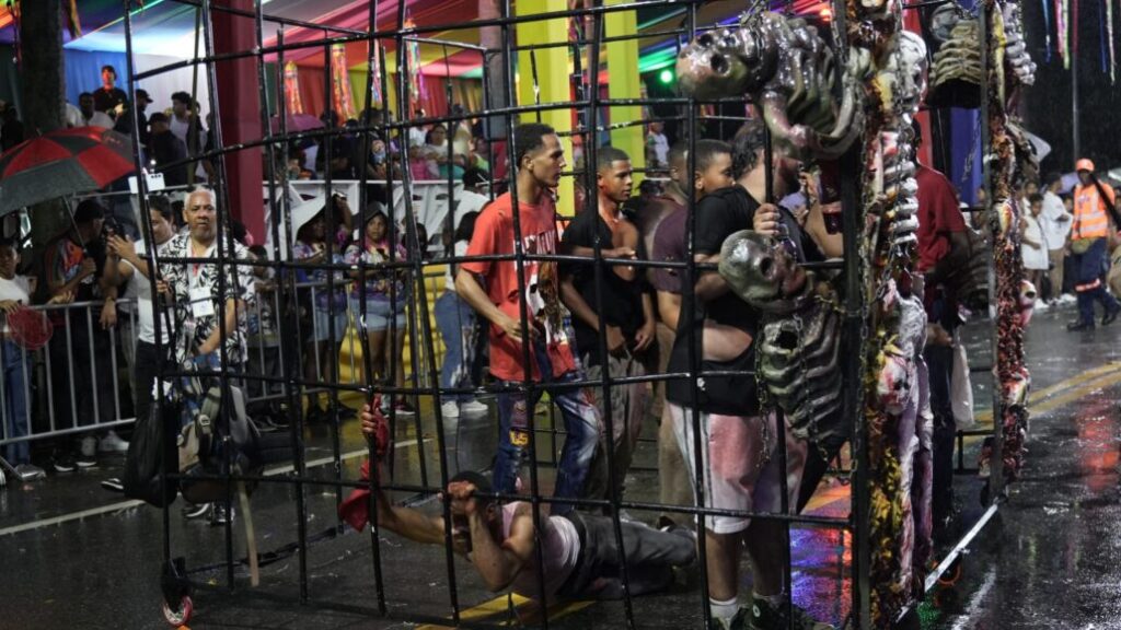 ¡La lluvia no para la fiesta! Pese a las intensas lluvias, comparsas continúan su recorrido en el Desfile Nacional de Carnaval - Noticias de hoy en República Dominicana | De Último Minuto
