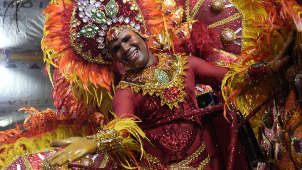 ¡La lluvia no para la fiesta! Pese a las intensas lluvias, comparsas continúan su recorrido en el Desfile Nacional de Carnaval - Noticias de hoy en República Dominicana | De Último Minuto