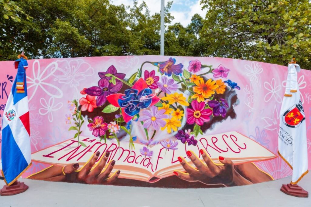 Alcaldía del Distrito Nacional y Centro Carter develan mural sobre el derecho a la información de las mujeres - Noticias de hoy en República Dominicana | De Último Minuto