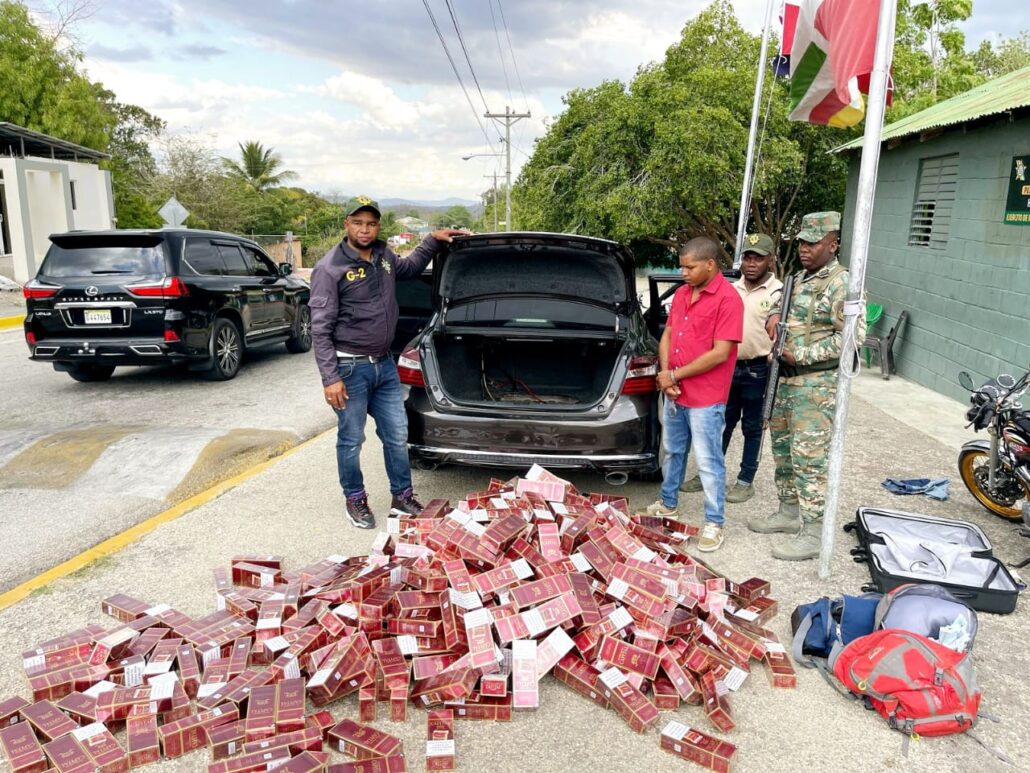 Arrestan Cabo de la policía con 80 mil cigarrillos de contrabando en Elías Piña