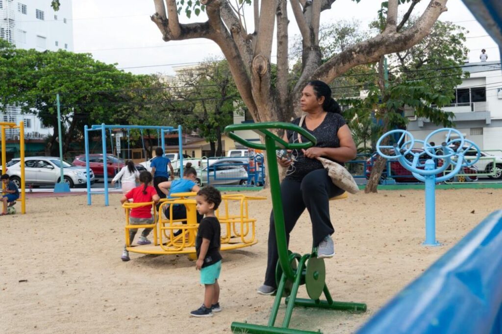 Alcaldía de Santo Domingo Este entrega renovado el Parque No. 70 en Alma Rosa I - Noticias de hoy en República Dominicana | De Último Minuto
