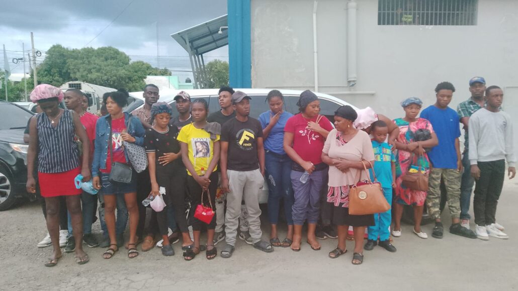 Migración apresa a 36 nacionales haitianos escondidos en dos jeeps cuyos choferes huyeron