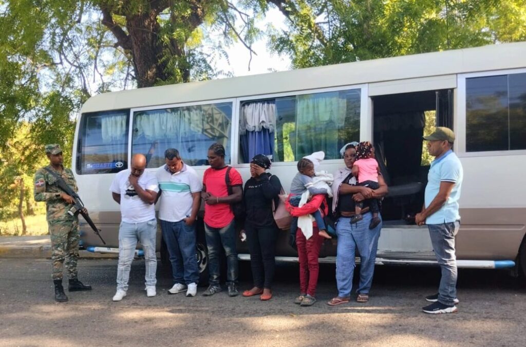 Abandonan jeepeta con 22 inmigrantes indocumentados en Montecristi - Noticias de hoy en República Dominicana | De Último Minuto