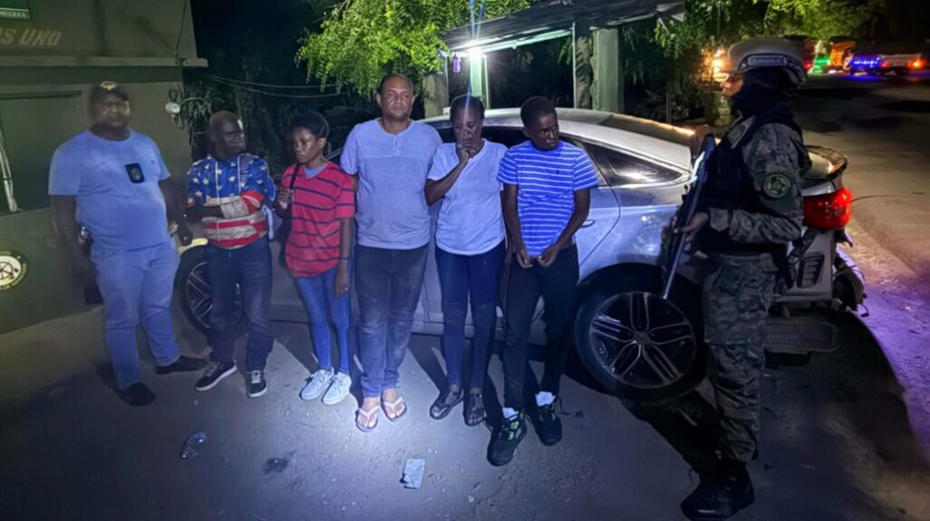 Abandonan jeepeta con 22 inmigrantes indocumentados en Montecristi - Noticias de hoy en República Dominicana | De Último Minuto