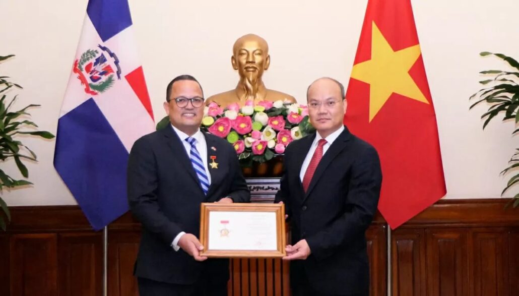 Vietnam condecora al embajador Jaime Francisco Rodríguez