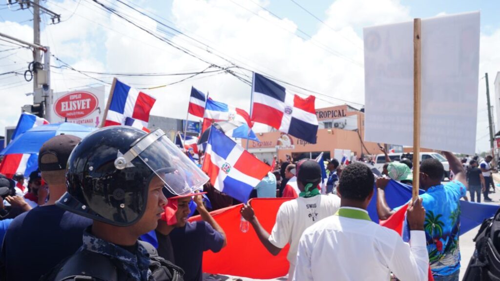 Galería: Friusa se llena de dominicanos con banderas y pancartas en defensa de la patria - Noticias de hoy en República Dominicana | De Último Minuto