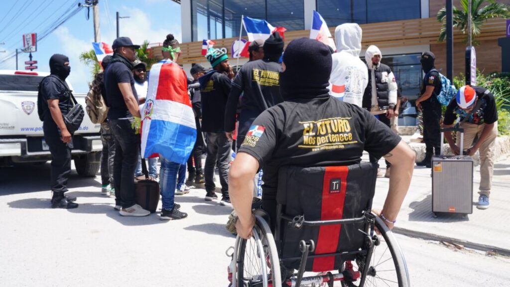 Galería: Friusa se llena de dominicanos con banderas y pancartas en defensa de la patria - Noticias de hoy en República Dominicana | De Último Minuto