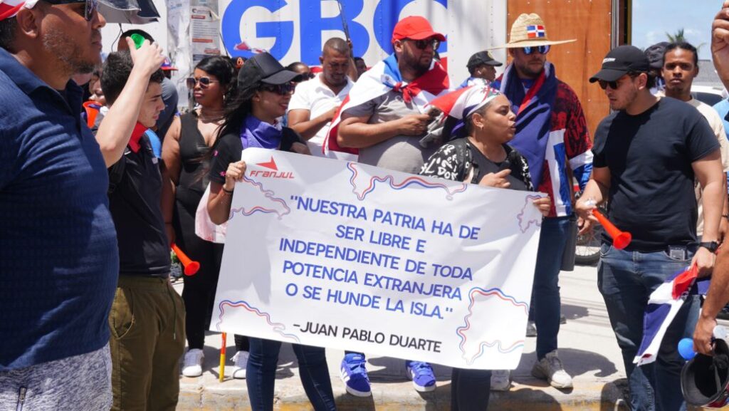 Galería: Friusa se llena de dominicanos con banderas y pancartas en defensa de la patria - Noticias de hoy en República Dominicana | De Último Minuto