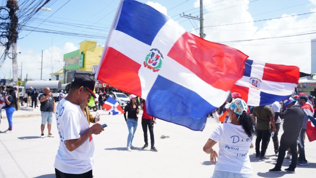 Galería: Friusa se llena de dominicanos con banderas y pancartas en defensa de la patria - Noticias de hoy en República Dominicana | De Último Minuto