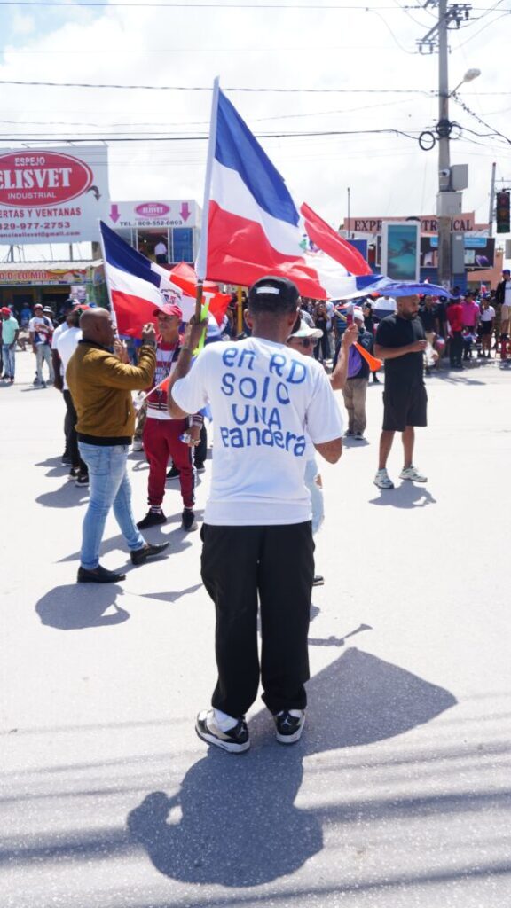 Galería: Friusa se llena de dominicanos con banderas y pancartas en defensa de la patria - Noticias de hoy en República Dominicana | De Último Minuto