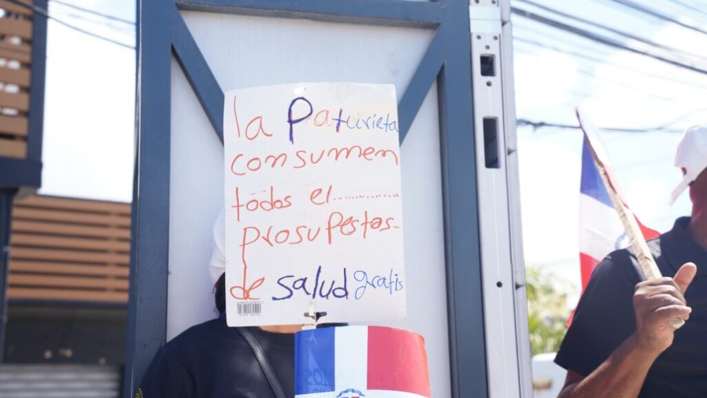 Galería: Friusa se llena de dominicanos con banderas y pancartas en defensa de la patria - Noticias de hoy en República Dominicana | De Último Minuto