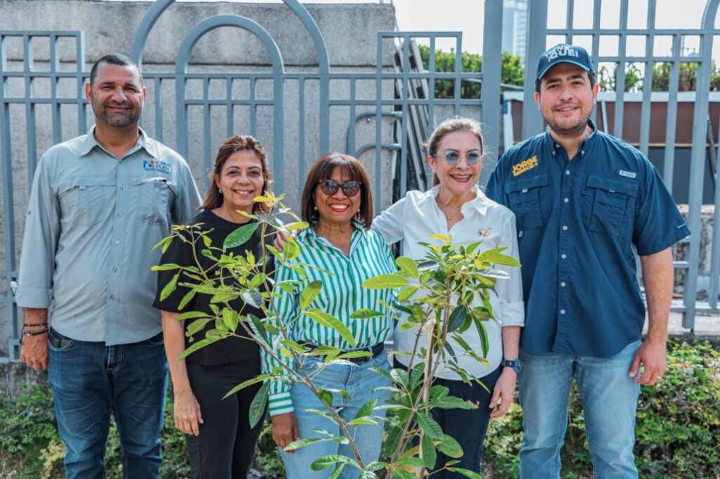 Carolina Mejía continúa Plan de Arbolado Urbano con plantación de árboles endémicos - Noticias de hoy en República Dominicana | De Último Minuto
