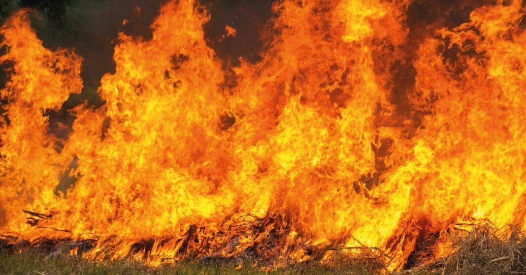 Más de 20 familias quedan sin hogar tras incendio en Santiago