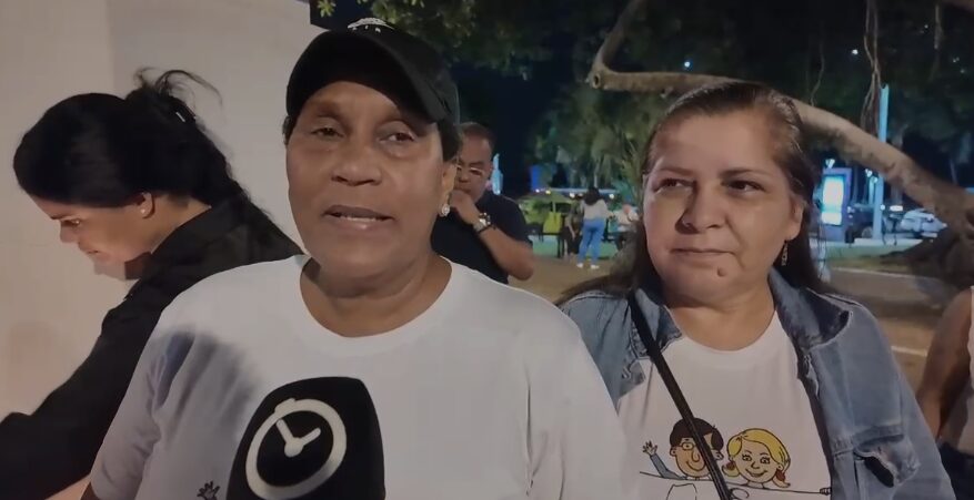 Realizan encendido de velas en honor a Jany Ventura, víctima de la tragedia en Jet Set - Noticias de hoy en República Dominicana | De Último Minuto