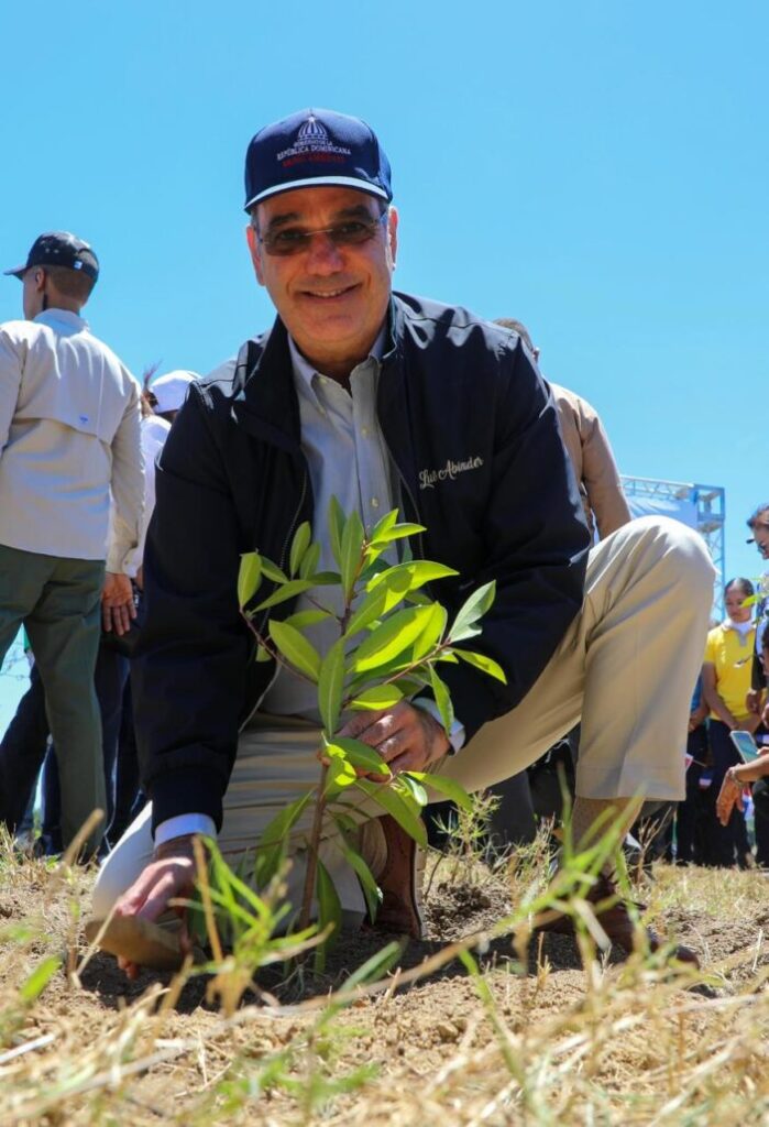 Abinader encabeza siembra de 3,200 plantas endémicas - Noticias de hoy en República Dominicana | De Último Minuto