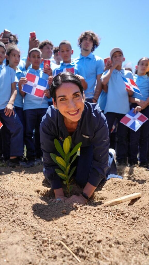 Abinader encabeza siembra de 3,200 plantas endémicas - Noticias de hoy en República Dominicana | De Último Minuto