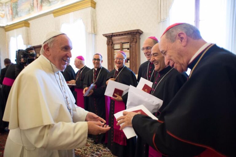 El papa Francisco felicitó al cardenal López Rodríguez por sus 60 años de sacerdocio