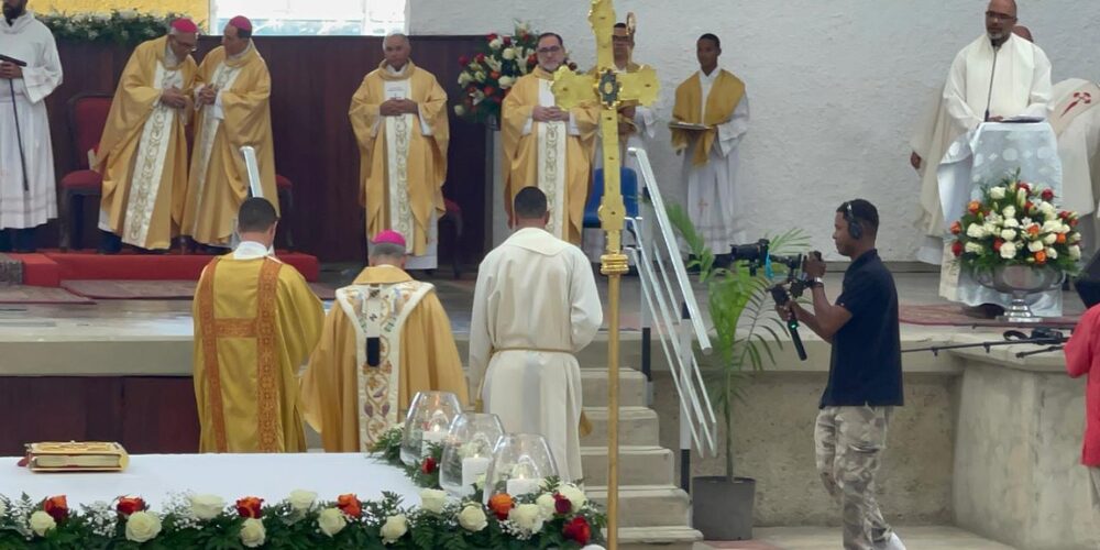 Arzobispo de Santiago encabeza Misa Crismal en Santiago