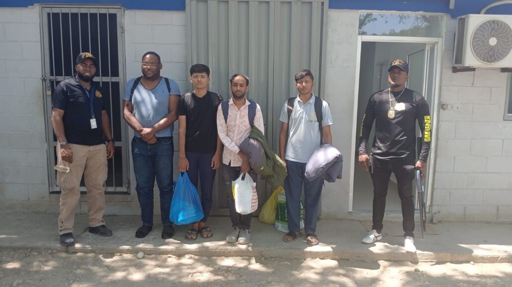 DGM detiene cinco cubanos y tres indios por violar las normas migratorias del país