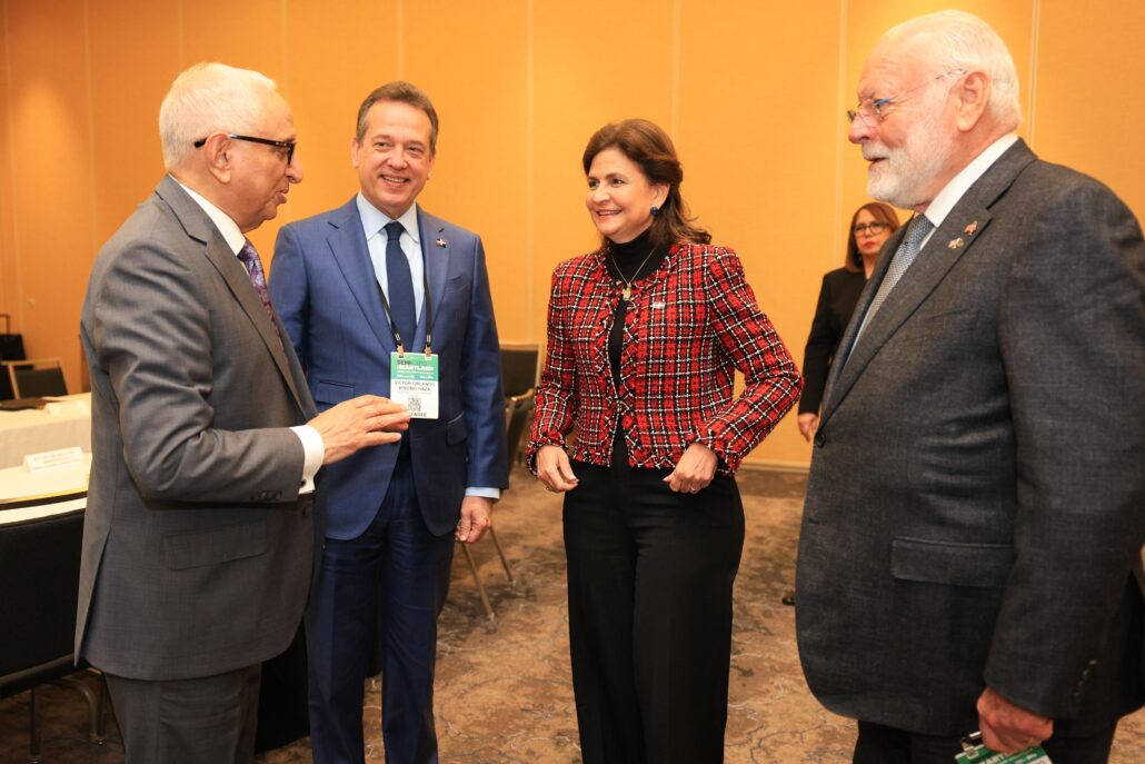 Indiana, EE. UU. -La SEMIEXPO Heartland 2025 celebrada en Indianápolis, Indiana, en Estados Unidos, se convirtió en el escaparate desde el cual la delegación dominicana, encabezada por la vicepresidenta Raquel Peña, logró fortalecer la confianza en el potencial de la República Dominicana en el sector de semiconductores. Las estratégicas intervenciones de la misión oficial captaron la confiabilidad de empresarios del referido campo con quienes se cimentaron alianzas que acercan al país hacia la meta de incursionar en este mercado y posteriormente posicionarse como un destino estratégico, competitivo, confiable y seguro para la industria global de los comúnmente también conocidos como microchips o circuitos integrados. La participación del país en el círculo productivo de los semiconductores permitirá motorizar el crecimiento económico nacional e impactará directamente la generación de empleos. La vicemandataria señaló, en uno sus encuentros de trabajo, que el gobierno del presidente Luis Abinader, en una gran alianza con el sector privado, está encaminado a transformar la diversificación de la producción, elevando el nivel de lo que se produce. Peña puntualizó que República Dominicana está lista para realizar alianzas de valor y entrar al mundo de los semiconductores. Durante el desarrollo de la SEMIEXPO Heartland, un evento centrado en la fabricación y la movilidad inteligente, con un enfoque en la industria de los semiconductores, la vicepresidenta Raquel Peña estrechó las relaciones de la nación con entidades clave como mySilicon Compass, Woolpert, Nexperia, y SkyWalter Technology. De igual forma, sostuvo un intercambio con uno de los referentes de la industria Terry Brewer, presidente y director ejecutivo de Brewer Science y cuyos recubrimientos antirreflectantes revolucionaron la fabricación de microelectrónica y marcaron el comienzo de los dispositivos electrónicos ligeros de alta velocidad actuales. Raquel Peña también afianzó lazos con las autoridades de la Universidad Purdue, explorando programas locales para capacitación; y Ajit Manocha, presidente y directivo de SEMI, una asociación industrial global que presta servicios a los sectores de diseño y fabricación de productos electrónicos. El representante de SEMI destacó que tras su encuentro con la vicepresidenta tiene una nueva visión respecto a República Dominicana. “Esta visita me ha cambiado la perspectiva