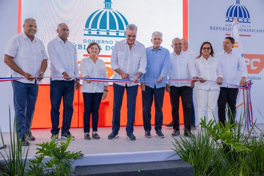 Abinader entrega calles asfaltadas y supervisa avance de la circunvalación de Baní