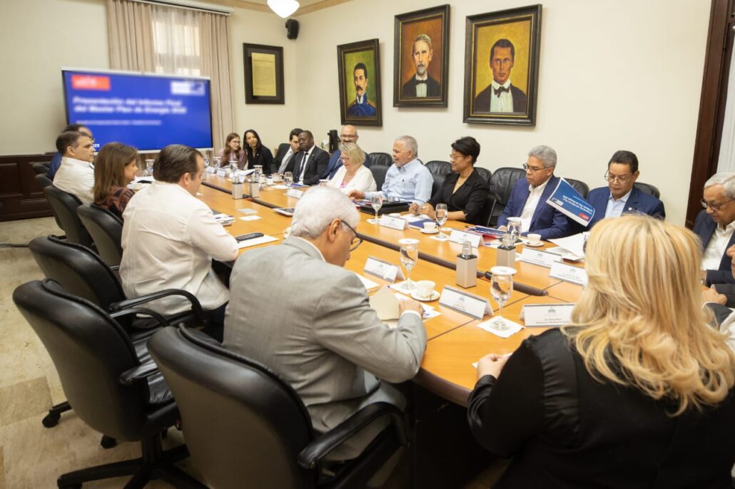 Vicepresidenta Raquel Peña recibe explicación sobre máster plan energético de EGEHID