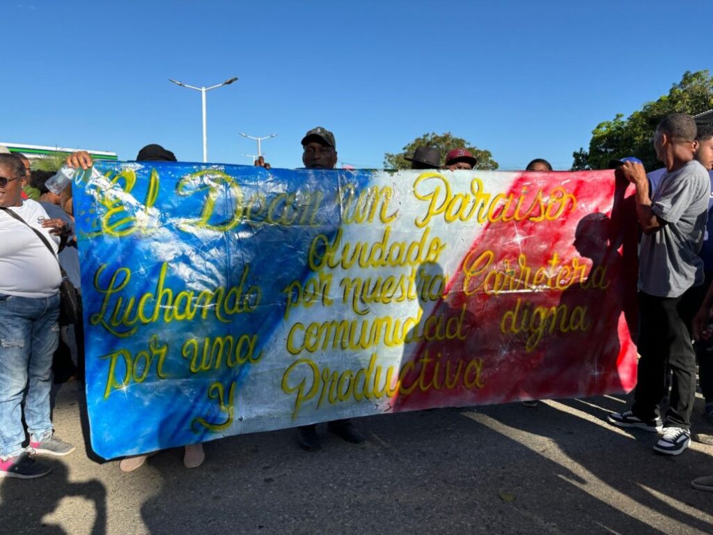 Organizaciones sociales marchan en Monte Plata exigiendo la terminación de la carretera El Dean–Cruce del Pajón - Noticias de hoy en República Dominicana | De Último Minuto