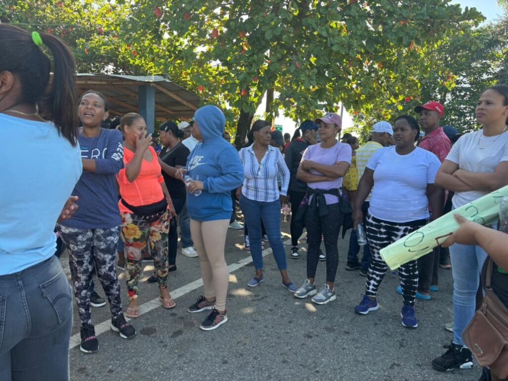 Organizaciones sociales marchan en Monte Plata exigiendo la terminación de la carretera El Dean–Cruce del Pajón - Noticias de hoy en República Dominicana | De Último Minuto