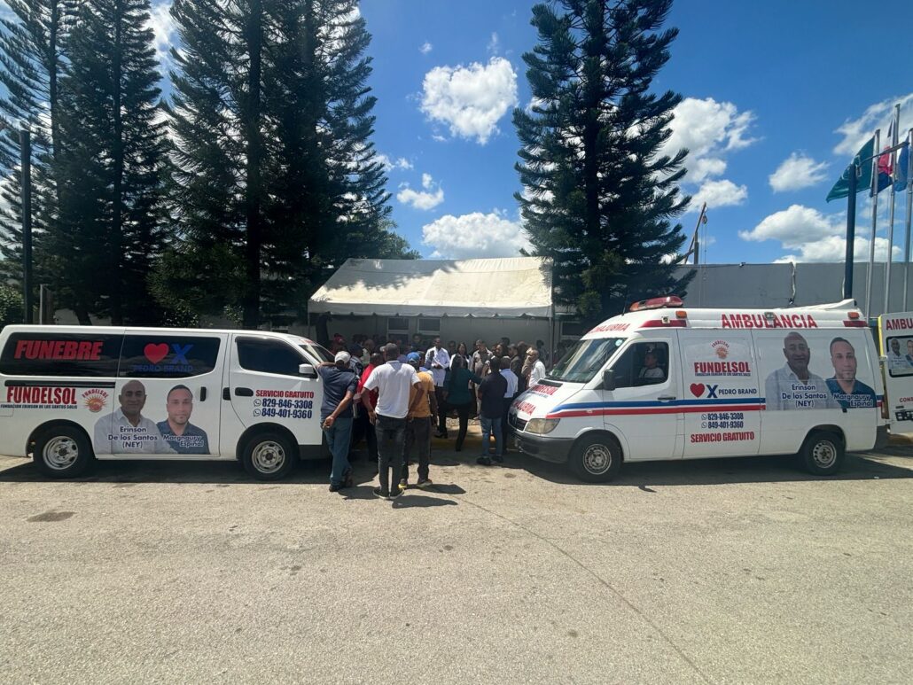 Entregan ambulancia y carro fúnebre para beneficiar a comunitarios de Pedro Brand