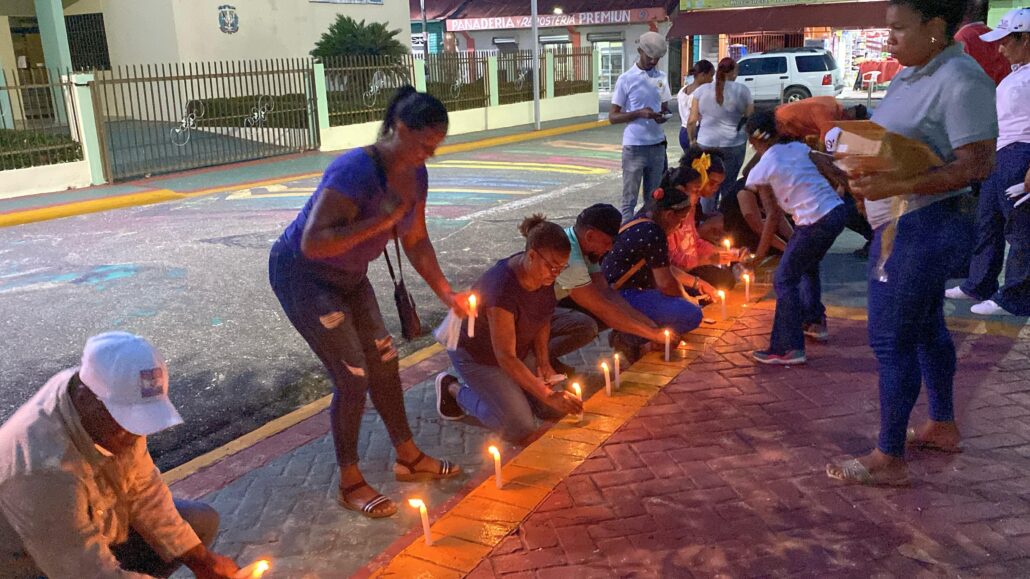 Residentes de Bayaguana encienden velas en memoria de víctimas del colapso en discoteca Jet Set