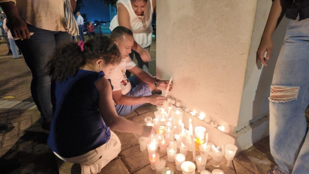 Realizan encendido de velas en honor a Jany Ventura, víctima de la tragedia en Jet Set - Noticias de hoy en República Dominicana | De Último Minuto