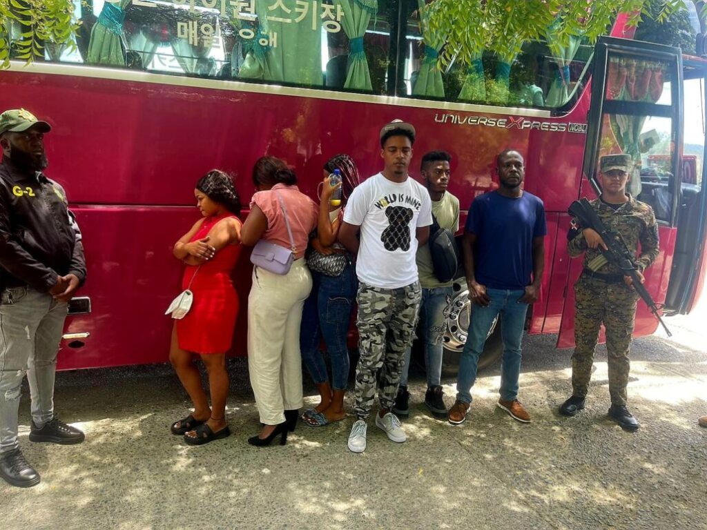 Detienen camioneta con 18 inmigrantes haitianos indocumentados en Valverde - Noticias de hoy en República Dominicana | De Último Minuto