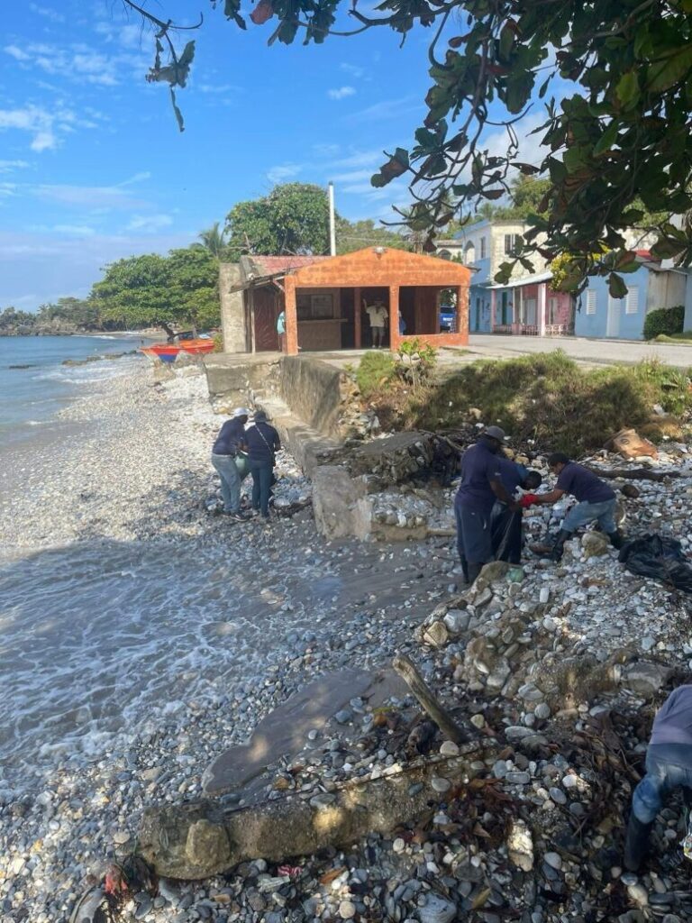 Nuevo director de Medio Ambiente en Samaná lidera operativo de limpieza en zonas afectadas - Noticias de hoy en República Dominicana | De Último Minuto