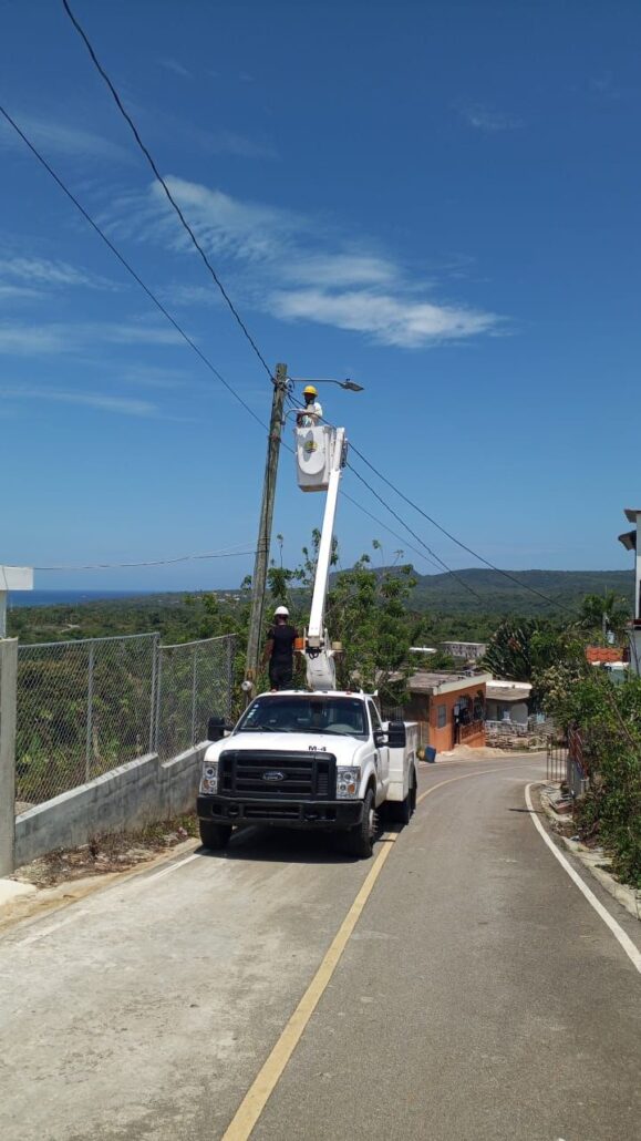 Alcaldesa Ana Reyes impulsa operativo de iluminación en Las Galeras con respaldo de ETE