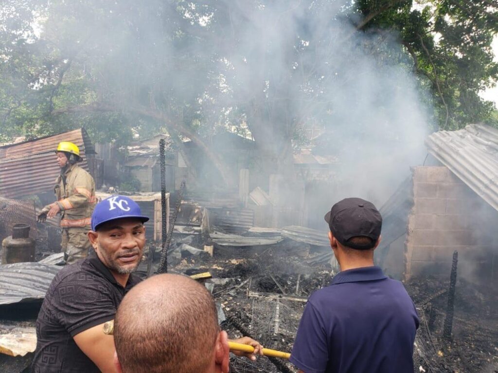 Incendio reduce a cenizas una vivienda y otra resultó parcialmente afectadas en Santiago - Noticias de hoy en República Dominicana | De Último Minuto