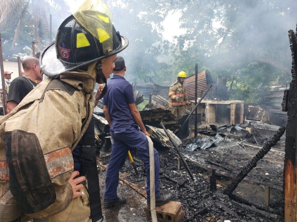 Incendio reduce a cenizas una vivienda y otra resultó parcialmente afectadas en Santiago - Noticias de hoy en República Dominicana | De Último Minuto