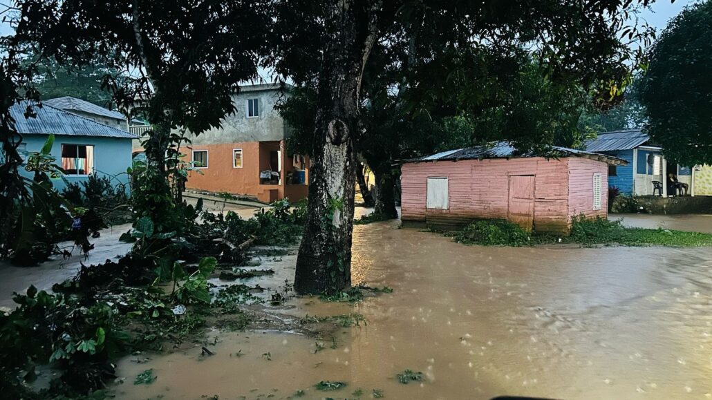 Fuerte Inundación en El Limón de Samaná: Más de 75 Viviendas Afectadas por las Lluvias