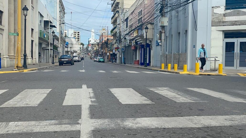 Calles lucen desoladas este viernes Santo en Santiago