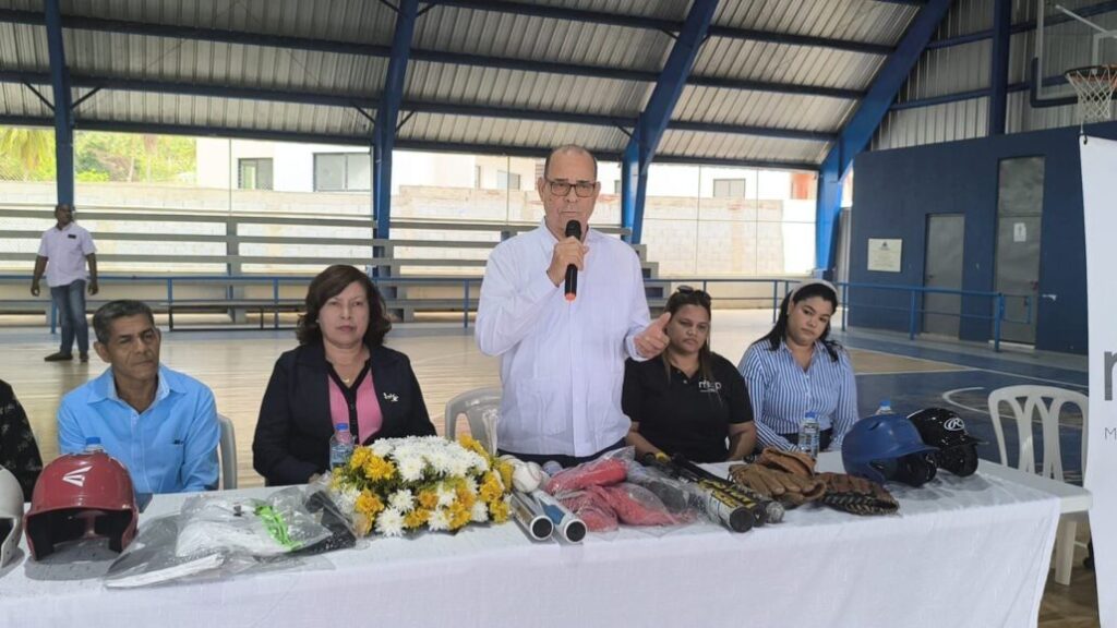 Entregan enseres deportivos en Sánchez - Noticias de hoy en República Dominicana | De Último Minuto