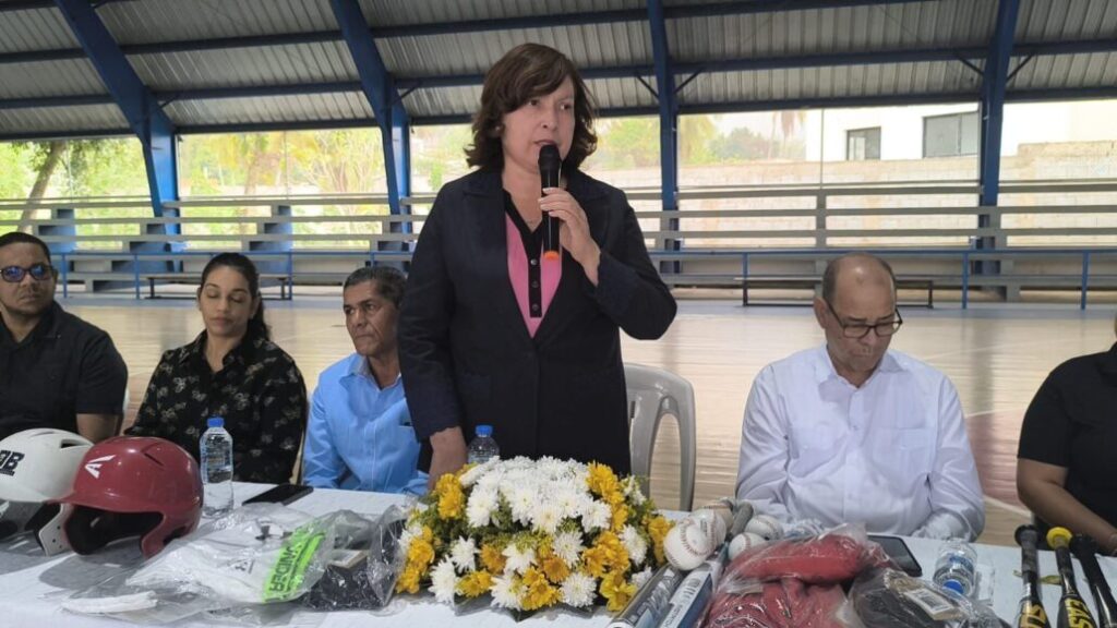 Entregan enseres deportivos en Sánchez - Noticias de hoy en República Dominicana | De Último Minuto