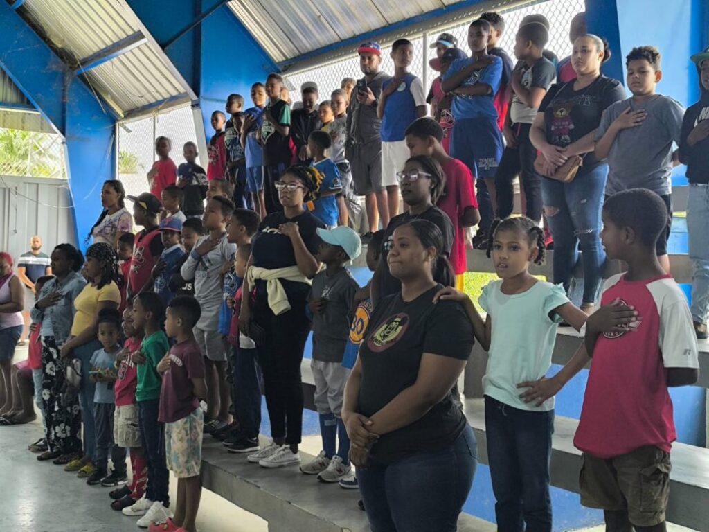 Entregan enseres deportivos en Sánchez - Noticias de hoy en República Dominicana | De Último Minuto