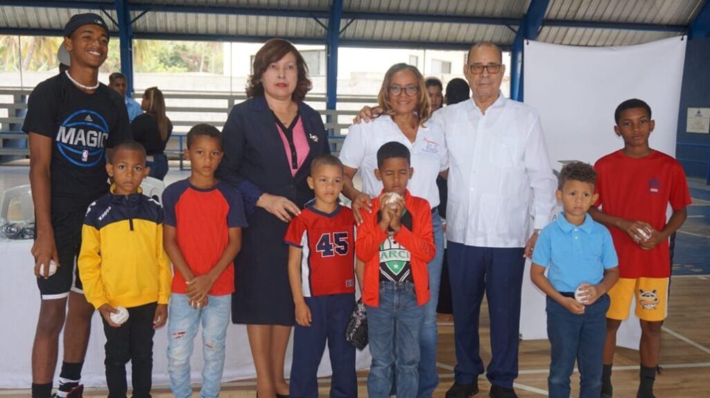 Entregan enseres deportivos en Sánchez - Noticias de hoy en República Dominicana | De Último Minuto