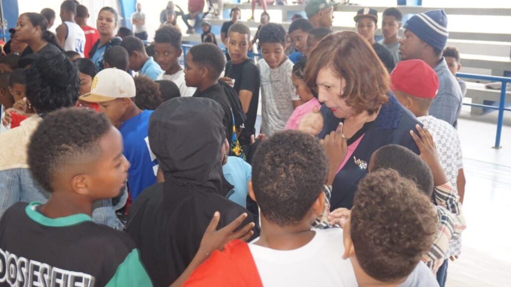 Entregan enseres deportivos en Sánchez - Noticias de hoy en República Dominicana | De Último Minuto