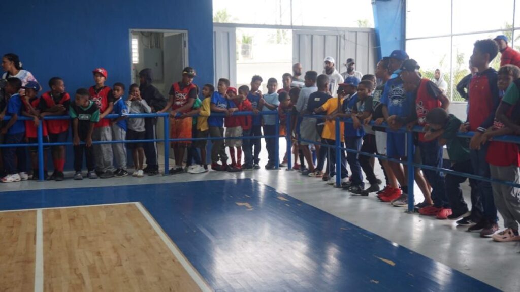 Entregan enseres deportivos en Sánchez - Noticias de hoy en República Dominicana | De Último Minuto