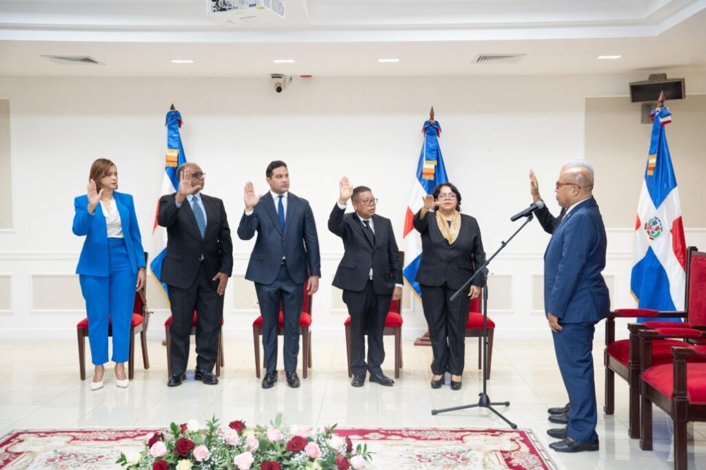 Senado juramenta y posesiona a los nuevos miembros de la Cámara de Cuentas - Noticias de hoy en República Dominicana | De Último Minuto